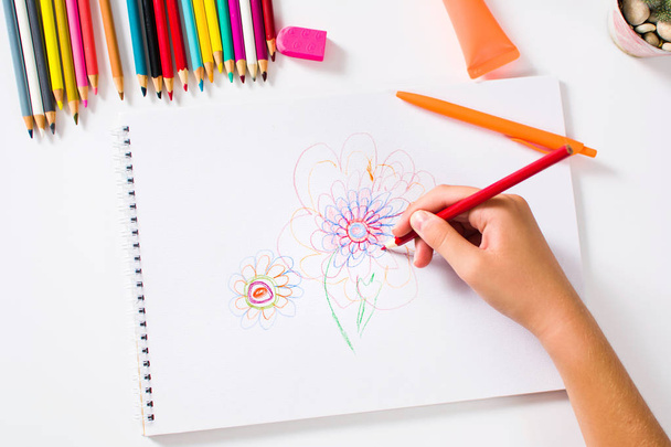 Chica dibujando una colorida flor vista en primera persona
 - Foto, Imagen