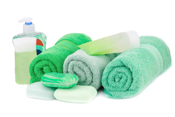 Спа-комплект с полотенцами, кремом, лосьоном и мылом изолированы на белом фоне
. - Фото, изображение