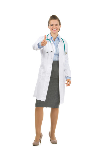 Full length portrait of medical doctor woman showing thumbs up - Foto, imagen