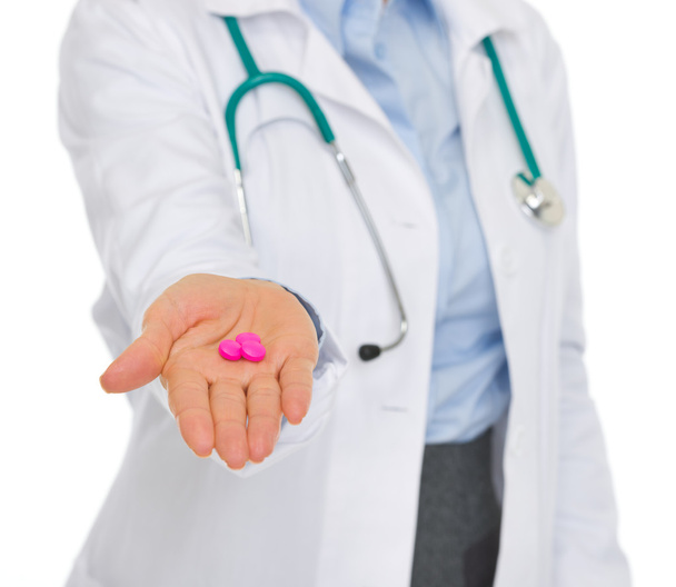 Close-up op arts vrouw geven tabletten - Foto, afbeelding