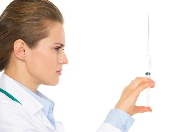 zbliżenie na kobieta lekarz trzymając strzykawkę - Zdjęcie, obraz