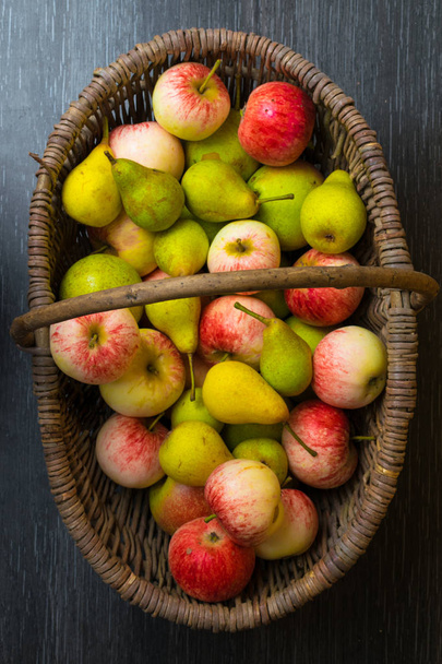 mandje van ecologische en onvolmaakt appelen en peren, gezondheid Vitamine vruchten - Foto, afbeelding