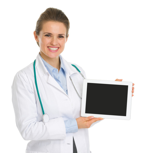 Smiling medical doctor woman showing tablet PC with blank screen - Foto, Bild