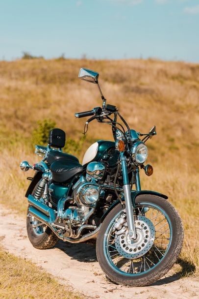 motocicleta vintage preto no prado rural
 - Foto, Imagem