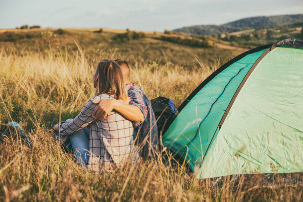 Szczęśliwa para jest camping w góry. - Zdjęcie, obraz