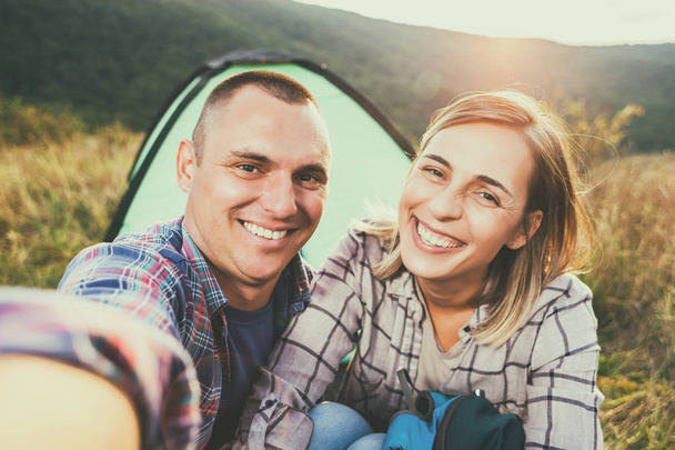 Happy couple is camping in mountain. - Foto, afbeelding