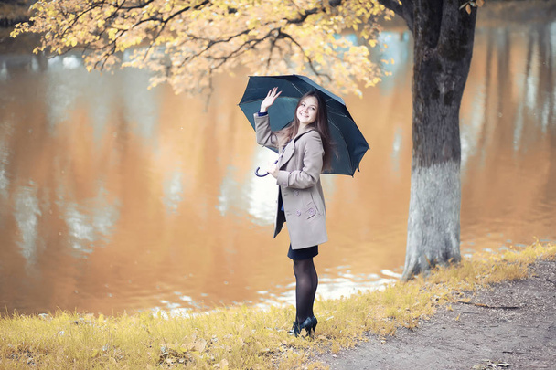 Nuori tyttö takki syksyllä puistossa - Valokuva, kuva