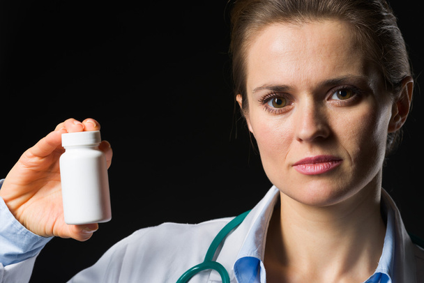 Medical doctor woman showing medicine bottle - Zdjęcie, obraz
