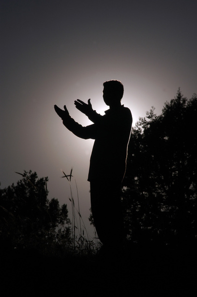 Muçulmano que reza de pé com paz de espírito
 - Foto, Imagem