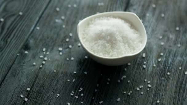 zout in kom op tafel  - Video
