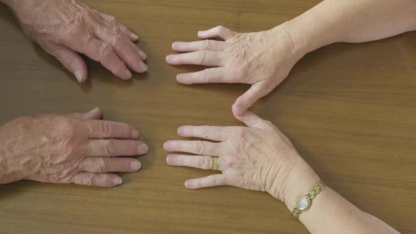 Top näkymä romanttinen vanhempi valkoihoinen pari kädestä pöydän yli
 - Materiaali, video