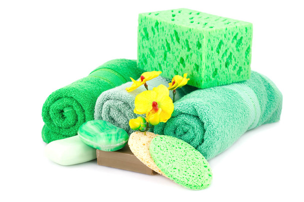 Spa avec serviettes, savons, éponges et fleurs d'orchidée isolés sur fond blanc
. - Photo, image