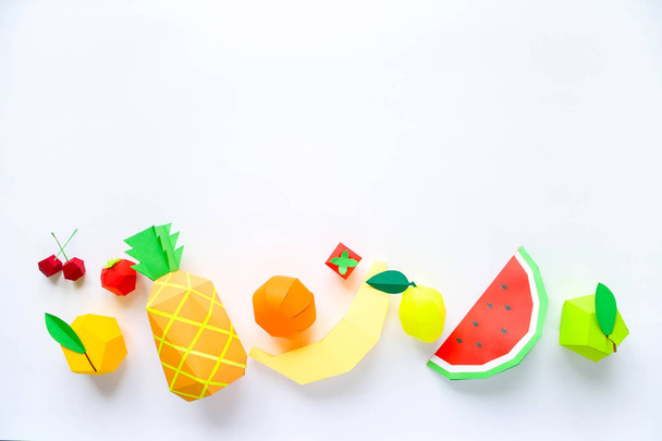 eksoottisia hedelmiä valmistettu paperista valkoisella pohjalla
 - Valokuva, kuva