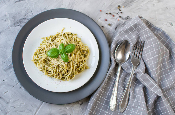 Massa de espaguete cozida em um prato com pesto de manjericão e queijo parmesão, comida de Itália, conceito são, vegetariano
 - Foto, Imagem