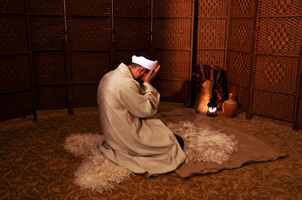 Muzułmanin modli się ręce na twarzy - Zdjęcie, obraz