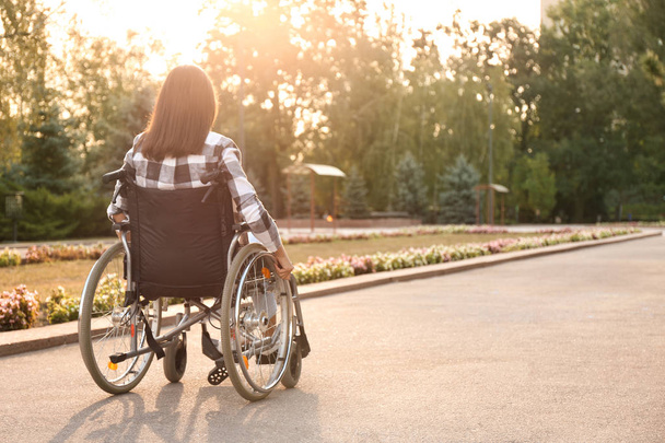Mujer joven en silla de ruedas al aire libre - Foto, Imagen