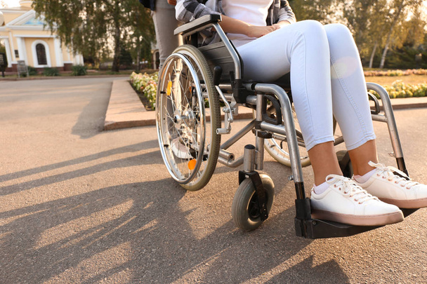 Jeune femme en fauteuil roulant à l'extérieur - Photo, image