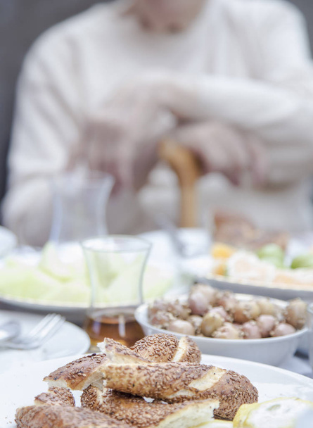 シャキッとしたトルコ ベーグルとお茶で朝食用のテーブル - 写真・画像