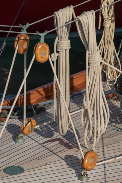 Itália. Detalhes de um veleiro em estilo antigo atracado no porto
 - Foto, Imagem