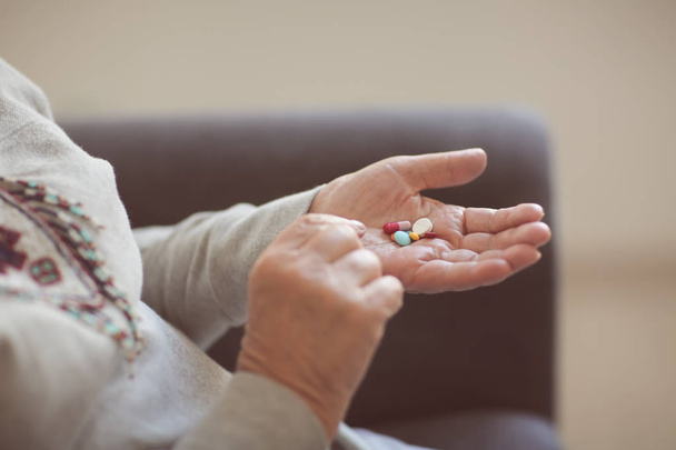 Donna anziana con pillole, primo piano
 - Foto, immagini