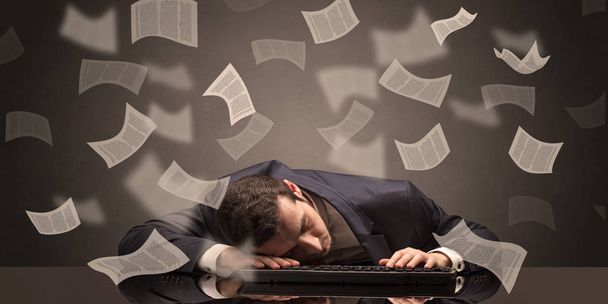 Бизнесмен заснул в офисе с концепцией оформления документов
 - Фото, изображение