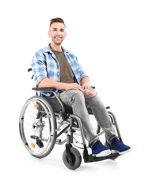 Jovem sentado em cadeira de rodas no fundo branco
 - Foto, Imagem