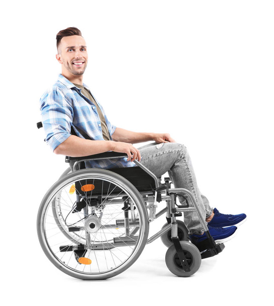 Joven sentado en silla de ruedas sobre fondo blanco
 - Foto, imagen