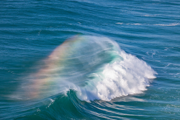 gigantische oceaan Golf met regenboog in spray - Foto, afbeelding