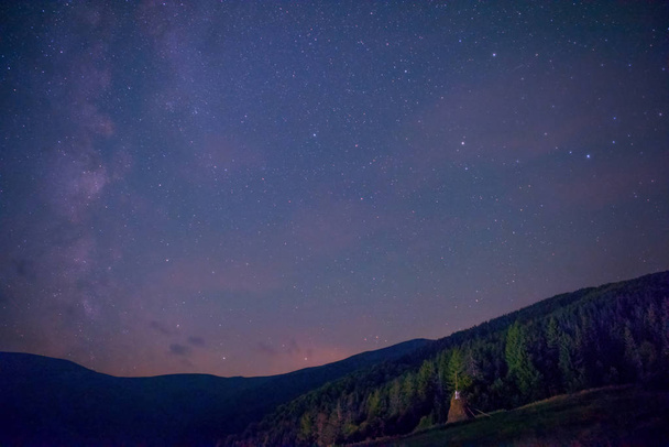 Noite estrelada e caminho leitoso nas montanhas
 - Foto, Imagem