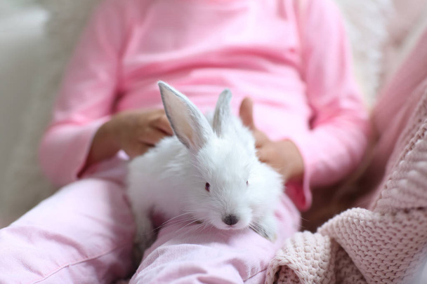 Holčička s roztomilý králík doma, closeup - Fotografie, Obrázek