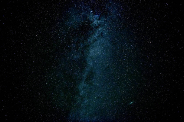 La Vía Láctea en el cielo nocturno
   - Foto, Imagen