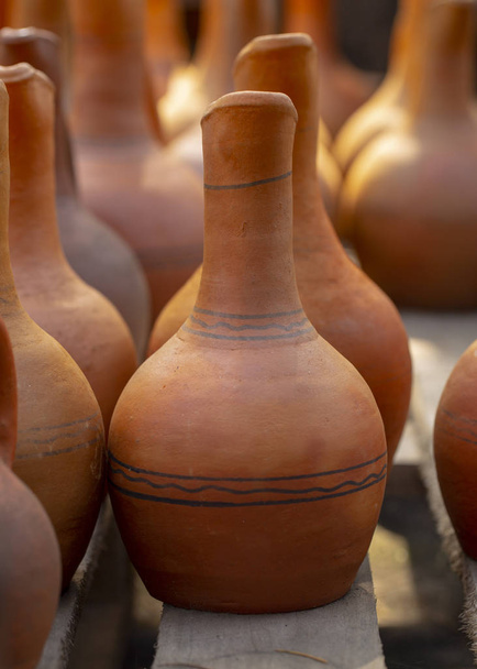 pottery, pots, pitchers in the village market - Foto, immagini