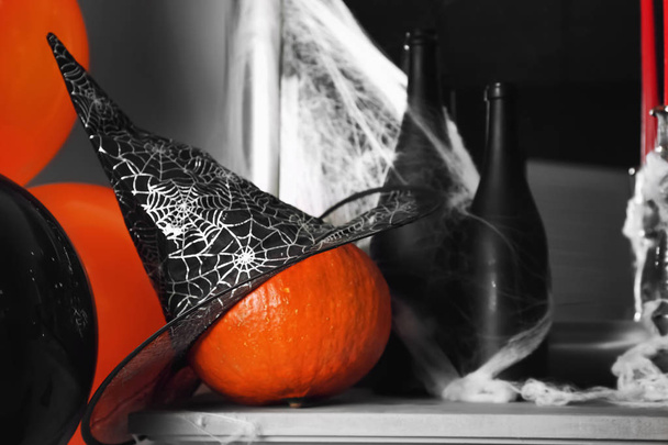 Decoraciones creativas para la fiesta de Halloween en repisa de chimenea
 - Foto, imagen