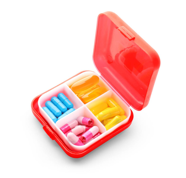 Plastikowy pojemnik z różnych tabletek na białym tle - Zdjęcie, obraz