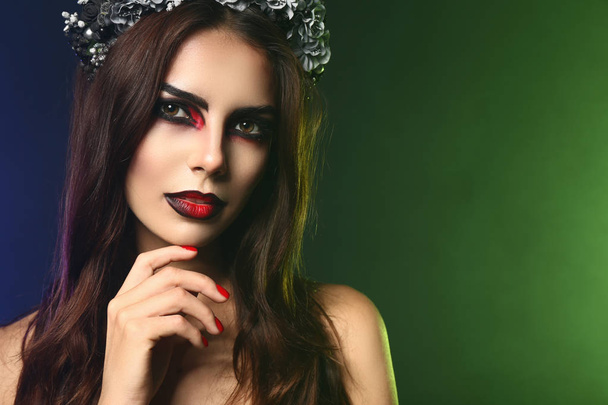 Hermosa mujer vestida para Halloween sobre fondo de color
 - Foto, imagen