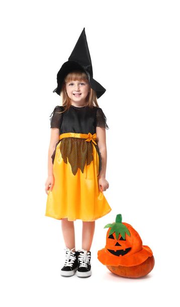 niedliches kleines Mädchen als Hexe zu Halloween auf weißem Hintergrund gekleidet - Foto, Bild