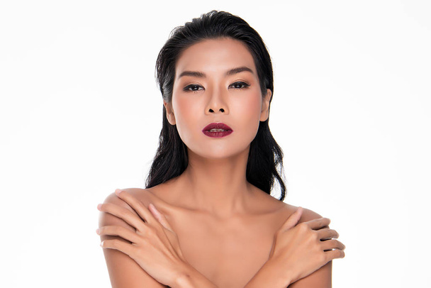 Mooie jonge Aziatische vrouw met schone frisse huid kijken, schoonheidsverzorging gezicht meisje. Gezichtsbehandeling, visagie, schoonheid en Wellness. - Foto, afbeelding