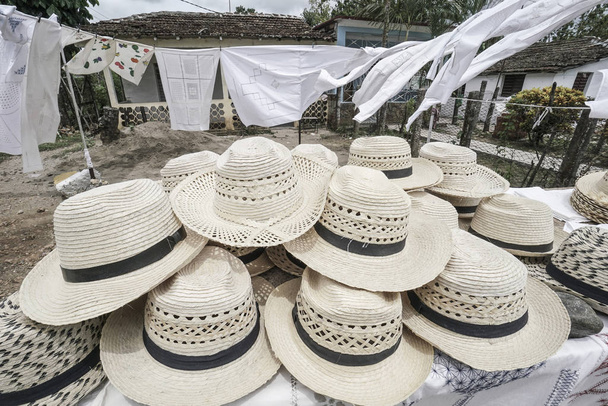 pile de chapeaux de paille sur un marché ouvert à Cuba
 - Photo, image