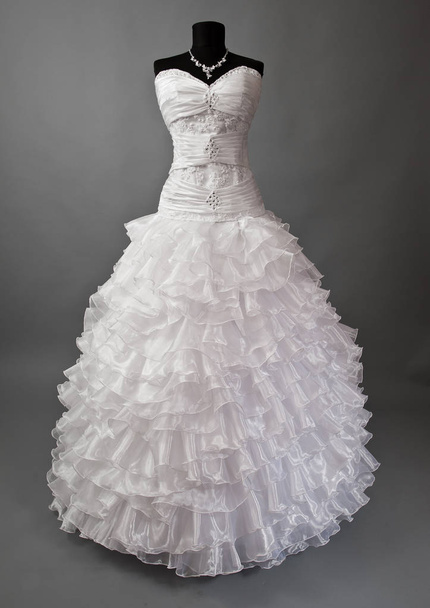 weißes Hochzeitskleid auf einer Schaufensterpuppe. - Foto, Bild