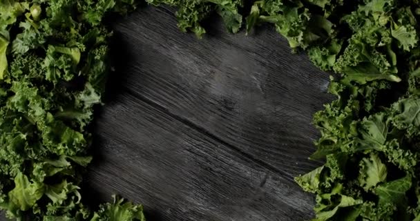 Složená zelený salát listy na dřevo - Záběry, video