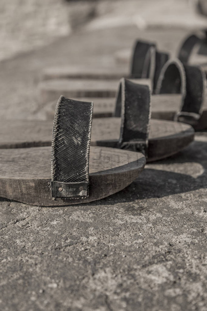 primo piano vecchie pantofole di legno turche fatte a mano
 - Foto, immagini