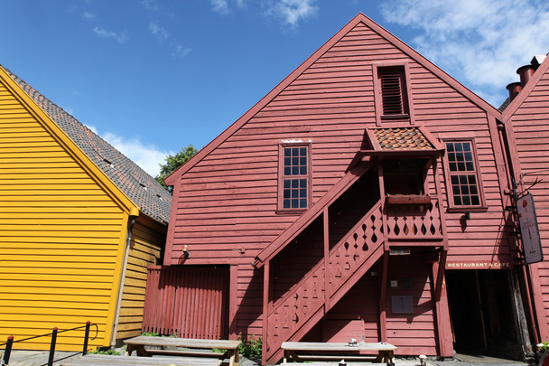 Detalhe arquitetônico dos edifícios, na cidade de Bergen, Noruega
 - Foto, Imagem