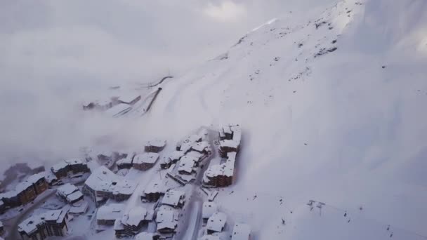 Фантастичний зимовий пейзаж гір навколо невеликого сучасного гірськолижного курорту
. - Кадри, відео