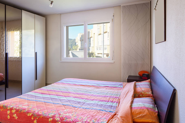 Bedroom with window with blue sky. Nobody inside - Foto, imagen