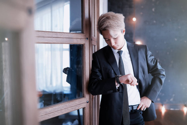 Jonge Aziatische zakenman in wit overhemd en stropdas - Foto, afbeelding