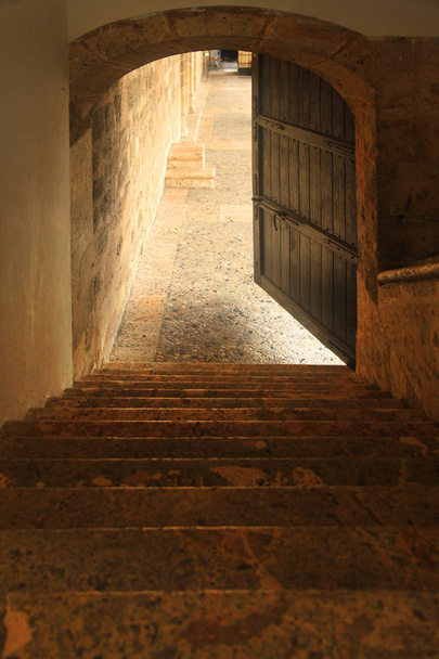 Escalera de piedra del Colón Alcázar, Santo Domingo. República Dominicana
 - Foto, imagen