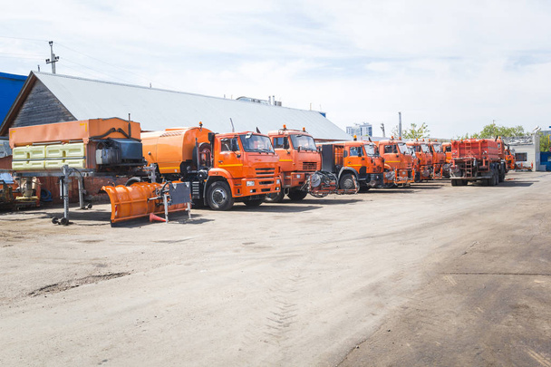 Wiele ciężarówek Kamaz pomarańczowy stoi na parkingu samochodu ciężarowego - Zdjęcie, obraz
