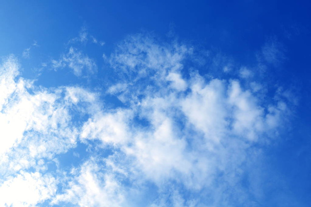 Mooie blauwe hemel met wolken achtergrond en felle verlichting duidelijk op de zomer - Foto, afbeelding