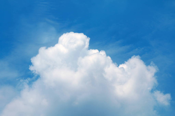 Mooie blauwe hemel met wolken achtergrond en felle verlichting duidelijk op de zomer - Foto, afbeelding