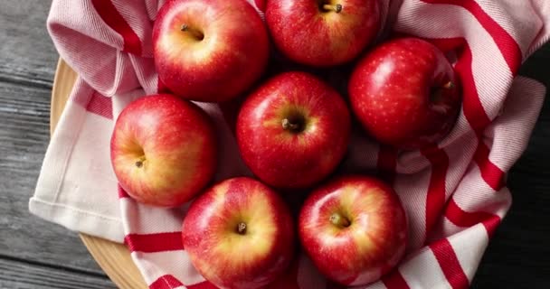 Jasne błyszczące czerwone jabłka z góry - Materiał filmowy, wideo